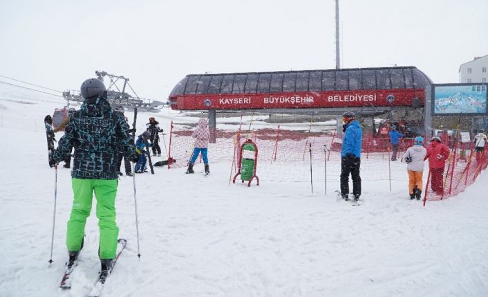 Erciyes Dağı’na mevsimin ilk karı yağdı