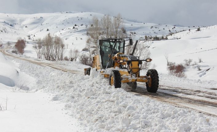 Erzincan’da kar ve tipiden 26 köy yolu ulaşıma kapandı