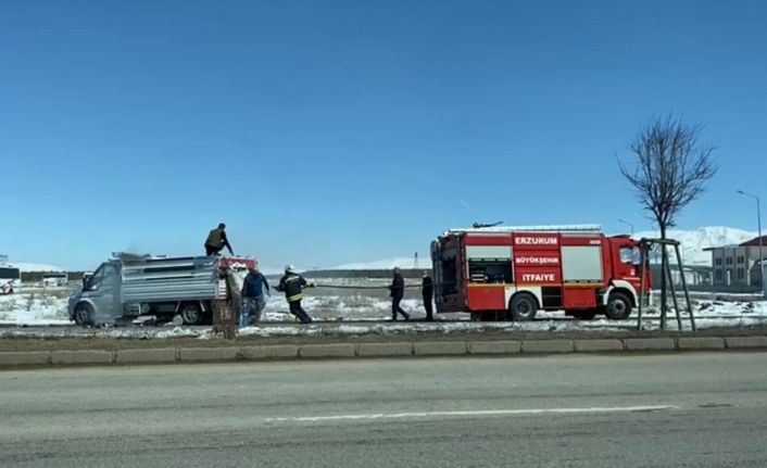 Erzurum’da kağıt yüklü kamyonet yandı