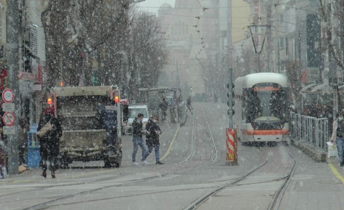 Eskişehir lapa lapa kar yağışı altında