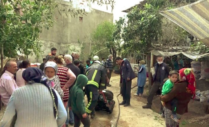 Ev yangınında mahalleli sokağa döküldü, pandemi kuralları unutuldu