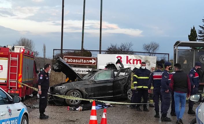 Fabrika duvarına çarpan araç hurdaya döndü: 1 ölü