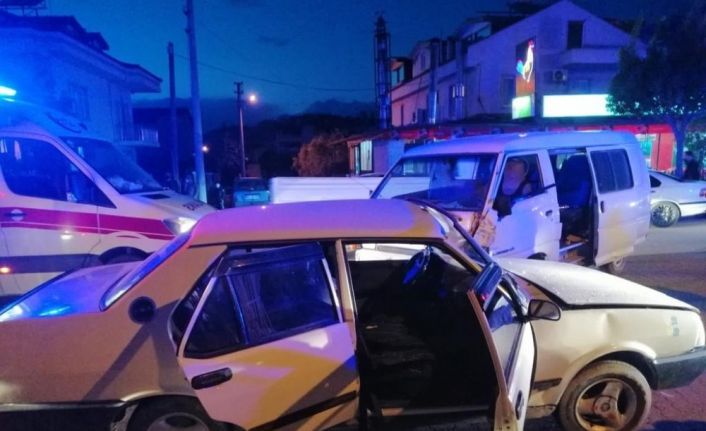 Fethiye’de otomobille kamyonet çarpıştı: 5 kişi yaralandı