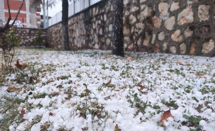 Fındık büyüklüğünde dolu yağdı, ilçe beyaza büründü