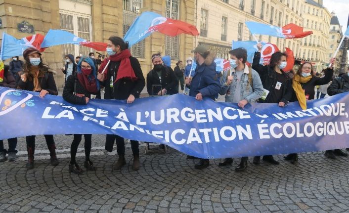 Fransa’da çevreci öğrencilerden küreselleşme karşıtı protesto