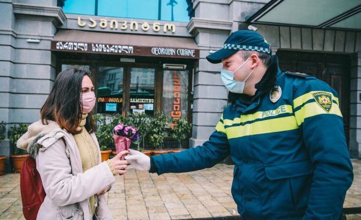 Gürcistan’da polis kadın sürücülere çiçek dağıttı