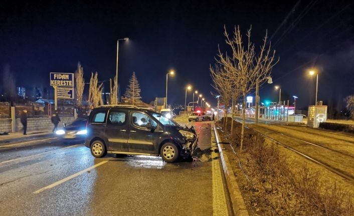 Hafif ticari araçlar çarpıştı, tramvay durağı zarar gördü