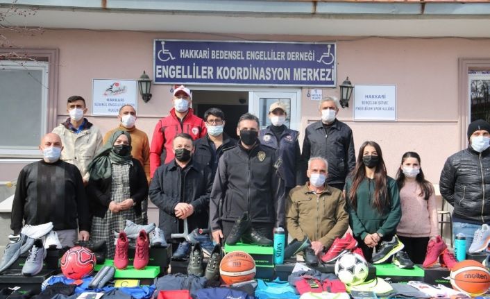 Hakkari polisinden engellilere spor malzeme desteği