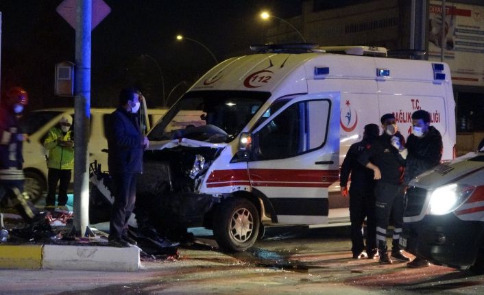 Hasta taşıyan ambulans ve otomobil çarpıştı: 7 yaralı