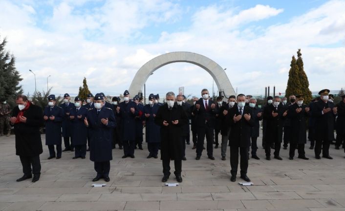 Hava şehitliğinde anma töreni