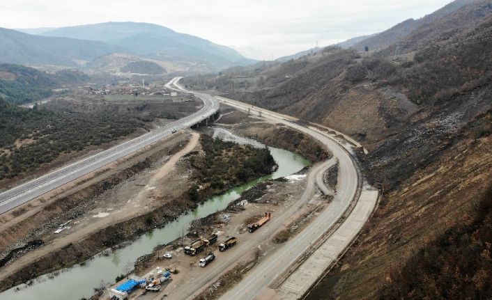 Heyelanın tehdit ettiği uluslararası yol baypas edildi