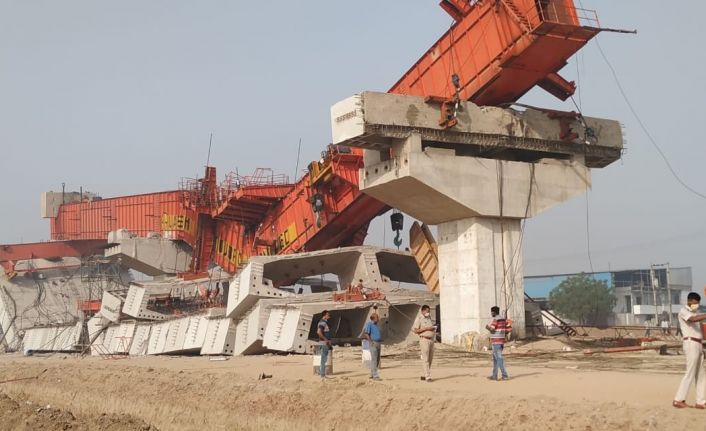 Hindistan’da inşaat halindeki üst geçit çöktü: 3 yaralı