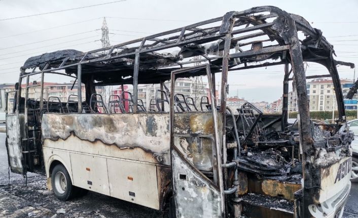 İşçi servisi alevlere teslim oldu, faciadan dönüldü