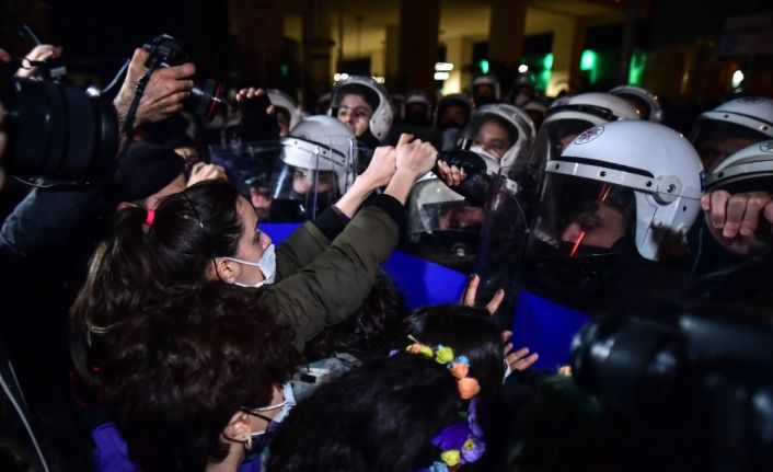 İstiklal Caddesi’nde izinsiz yürüyüş yapmak isteyen kadınlara polis engeli