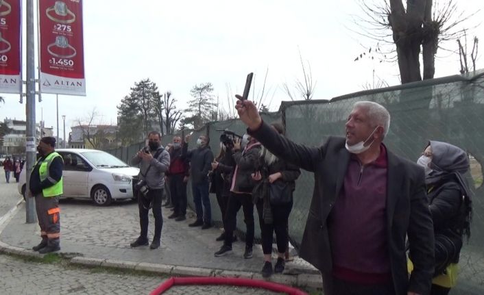 İtfaiyeciler alevlerle, vatandaşlar da video çekebilmek için yarıştı