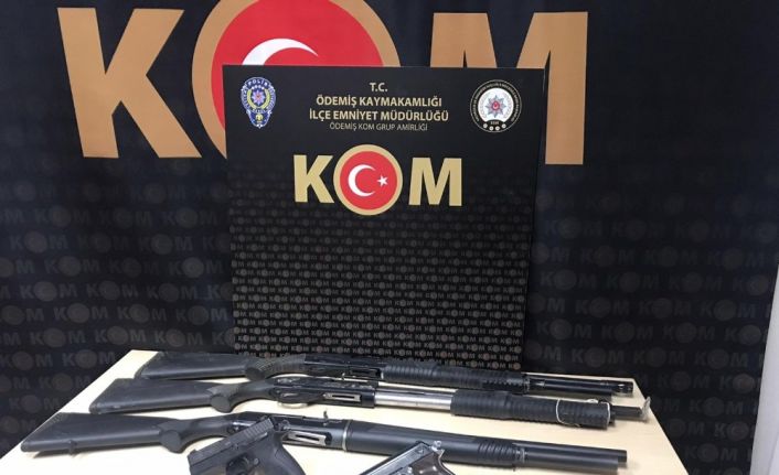 İzmir polisi, silah tacirlerini yakaladı