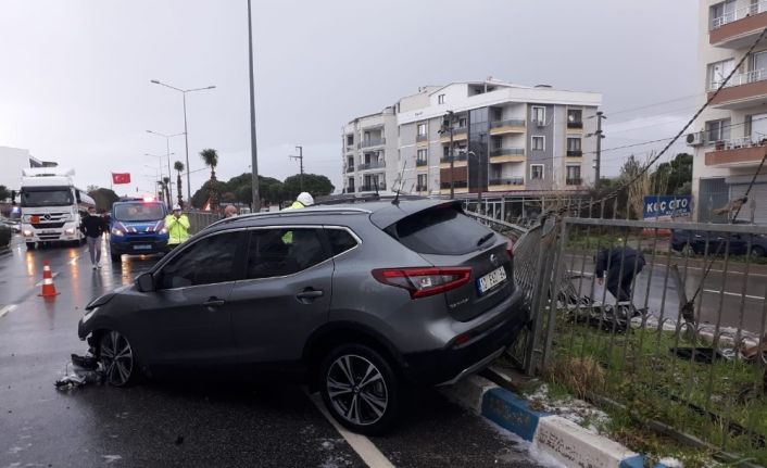 İzmir’de dolu yağışı yolları kayganlaştırdı, kazalar ardı ardına geldi