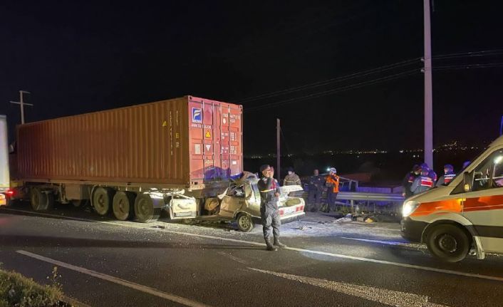 İzmir’de otomobil tıra çarptı: 1 ölü