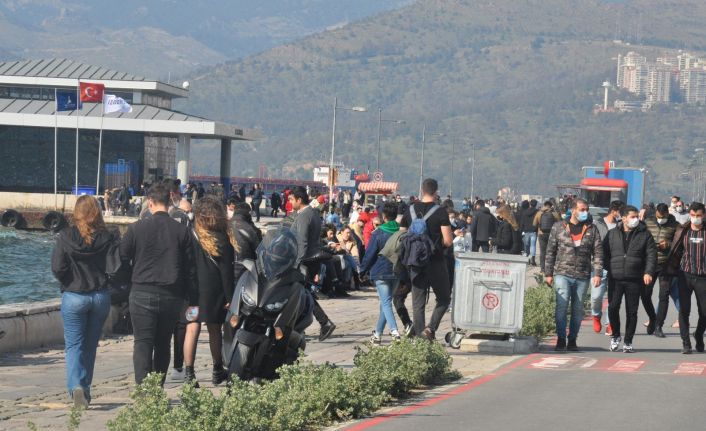 İzmir’de vatandaşlar Kordon’a akın etti, yoğunluk göze çarptı