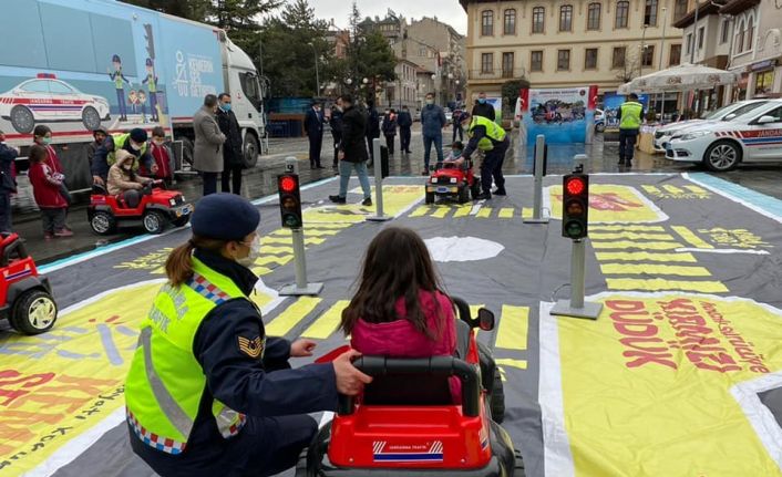 Jandarma ekiplerince, çocuklara uygulamalı trafik eğitimi verildi