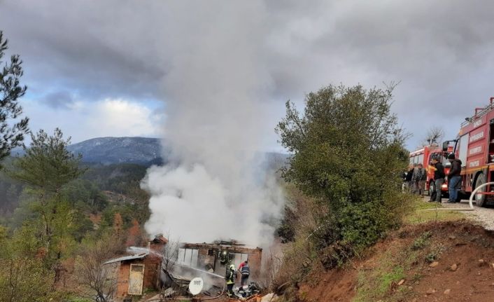 Kaçak elektriği kesilince evini yaktı