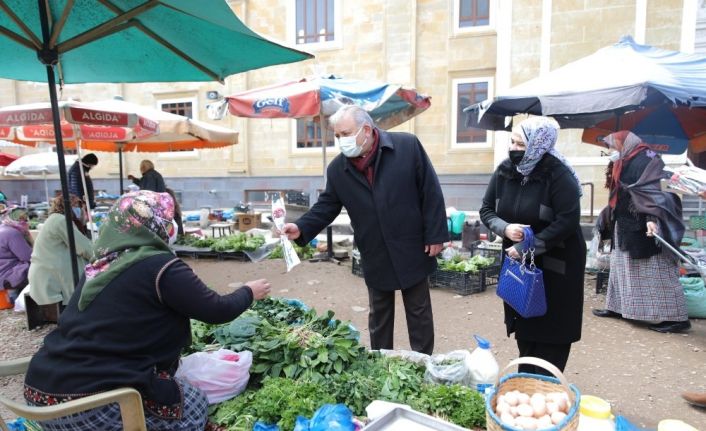 Kadın pazarcı esnafına çiçek takdim edildi