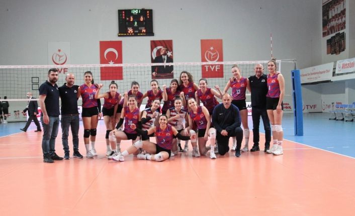 Kadın voleybol ve hentbol takımlarından galibiyet