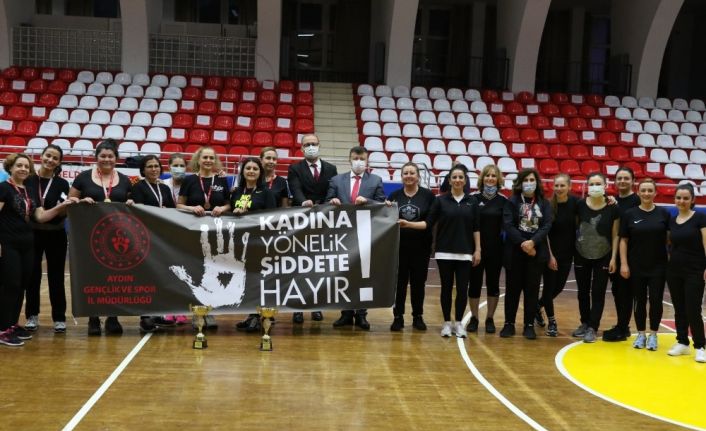 Kadına şiddete voleybol müsabakası ile dikkat çektiler