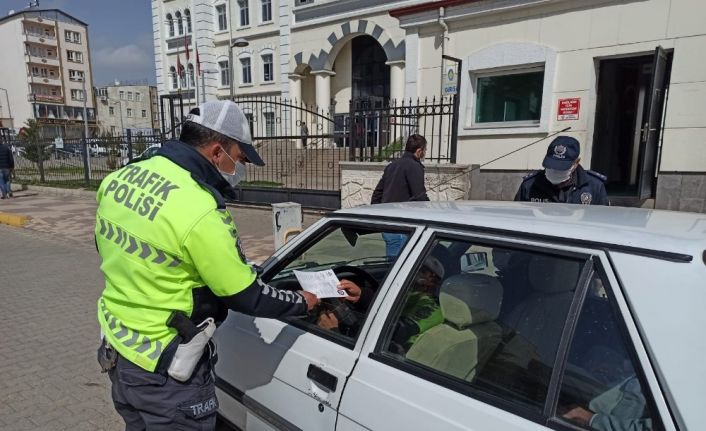 Kahta Polisi halkın güvenliği için broşür dağıttı