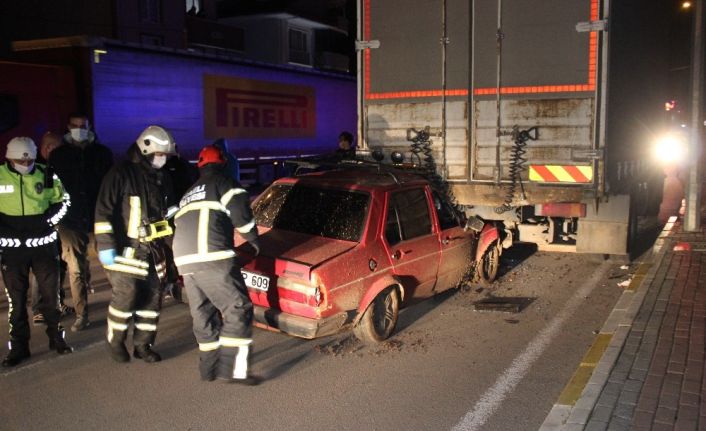 Kamyonun altına giren otomobildeki sürücü yaralandı