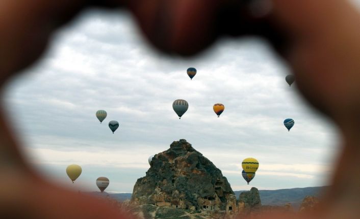 Kapadokya’da gökyüzü balonlarla renklendi