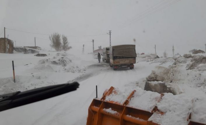 Kar ve tipi Ağrı-Kars karayolunu ulaşıma kapattı