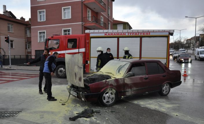 Karaman’da seyir halindeki otomobil alev aldı