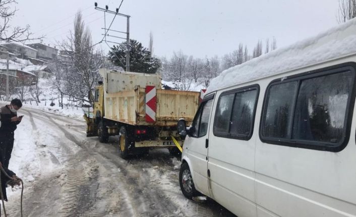 Karda mahsur kalan öğrenci servisi kurtarıldı