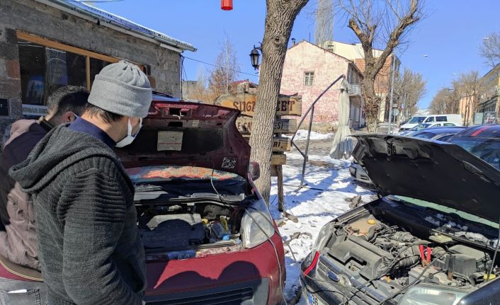 Kars’ta araçlar dondu, çalışmadı