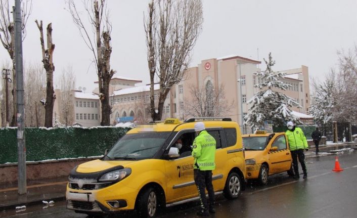 Kars’ta yolcu taşımacılığı yapan araçlar denetlendi