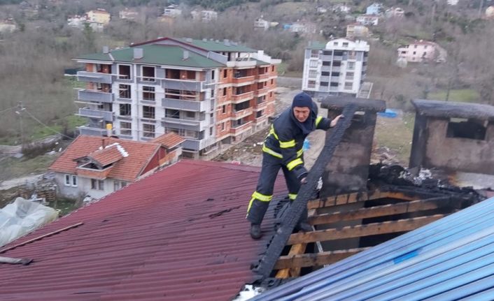 Kastamonu’da çıkan çatı yangını büyümeden söndürüldü