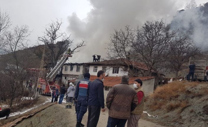 Kastamonu’da iki ahşap ev ve bir samanlık yandı