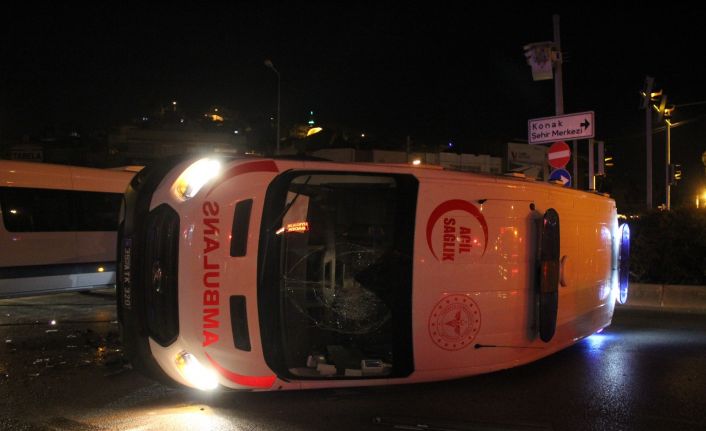 Kavşakta meydana gelen kazada ambulans yan yattı: 1 yaralı