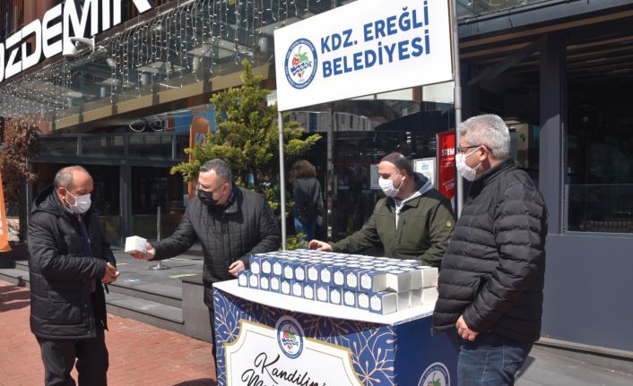 Kdz. Ereğli Belediyesi, kandil simidi dağıttı