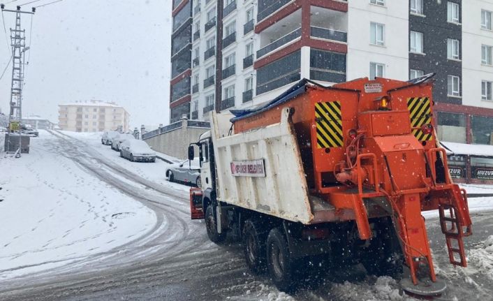 Keçiören’in yüksek noktalarında yoğun kar mesaisi