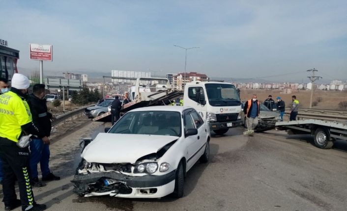 Kırıkkale’de üç araçlı zincirleme kaza: 4 yaralı