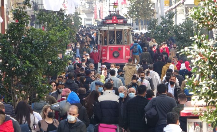 Kısıtlamasız cumartesi gününde insanlar sahillere ve meydanlara akın etti