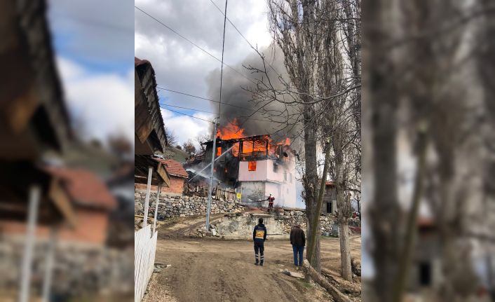 Kızılcahamam’da ahşap ev alev alev yandı