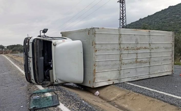 Kontrolden çıkan kamyon yola devrildi