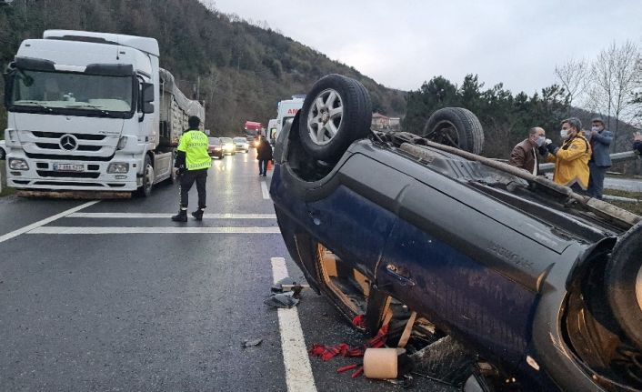 Kontrolden çıkan otomobil aydınlatma direğine çarptı: 4 yaralı