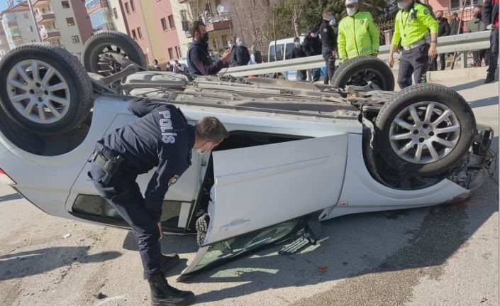 Kontrolden çıkan otomobil refüje çarpıp ters döndü: 1 yaralı