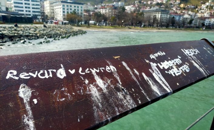 Korkuluklar yazı tahtasına döndü