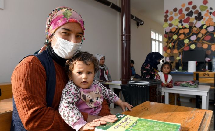 Kucaklarında bebekleriyle okuma-yazma öğreniyorlar