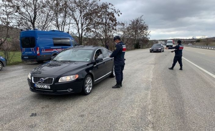 Kula jandarma ekipleri İzmir-Ankara karayolunda kuş uçurtmuyor